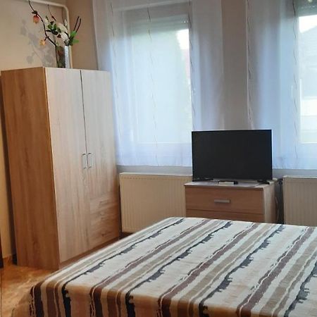 Flora Apartman Гюла Екстериор снимка