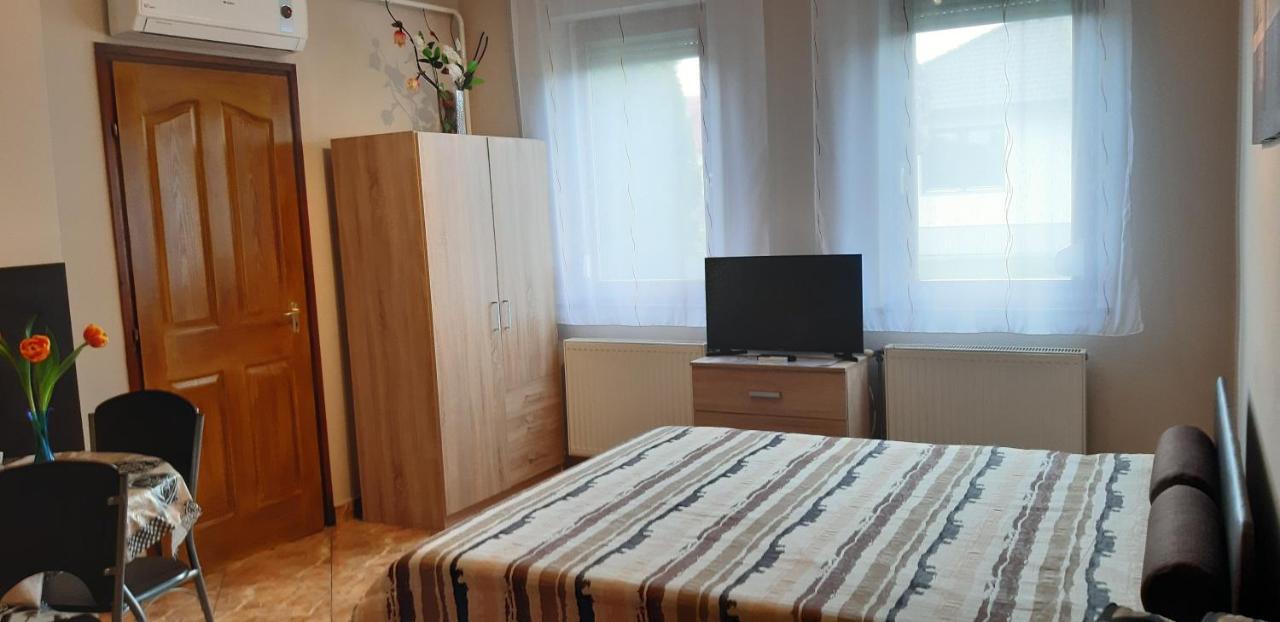 Flora Apartman Гюла Екстериор снимка