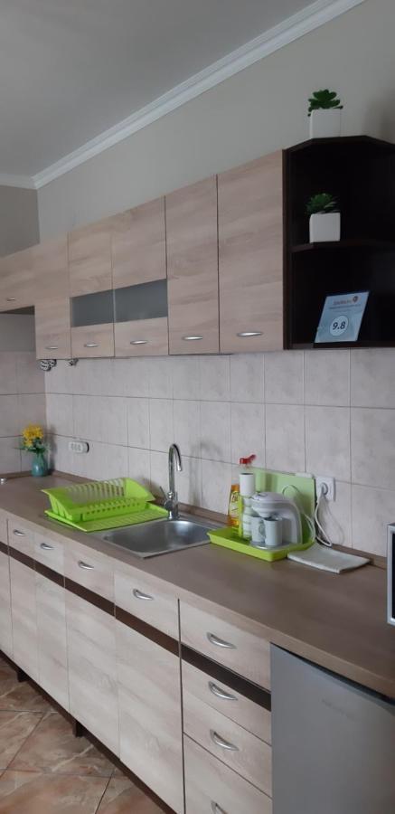 Flora Apartman Гюла Екстериор снимка