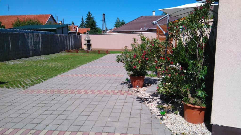 Flora Apartman Гюла Екстериор снимка