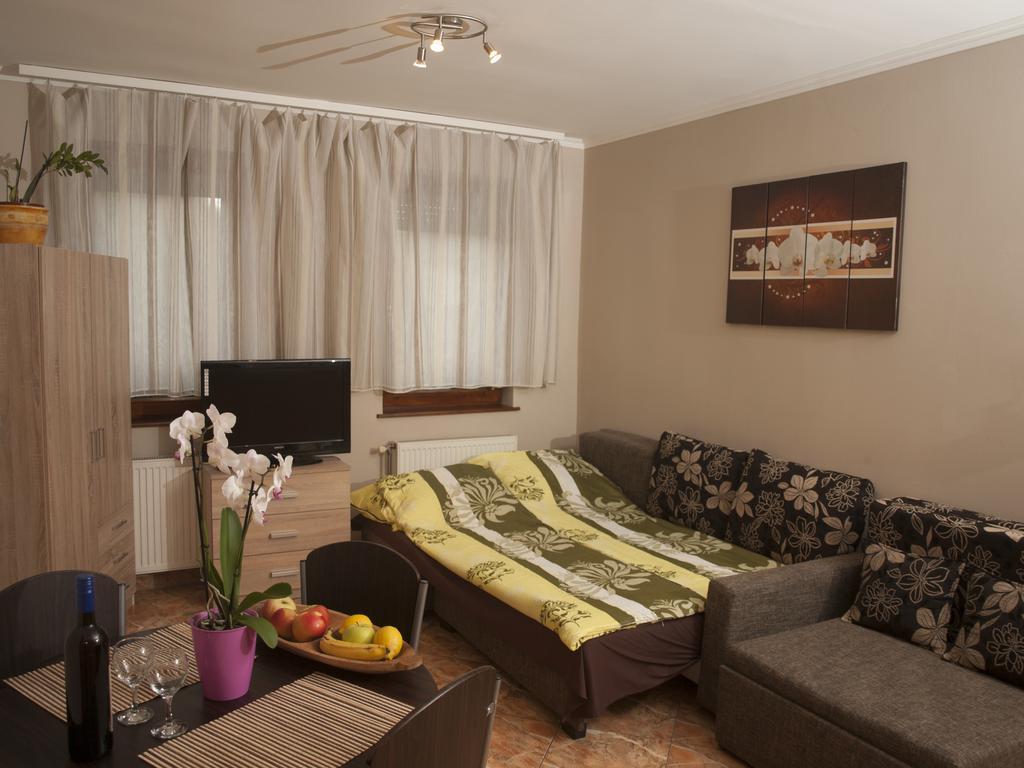 Flora Apartman Гюла Екстериор снимка