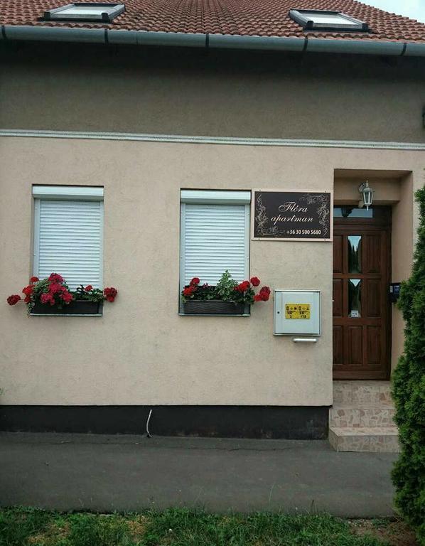 Flora Apartman Гюла Екстериор снимка